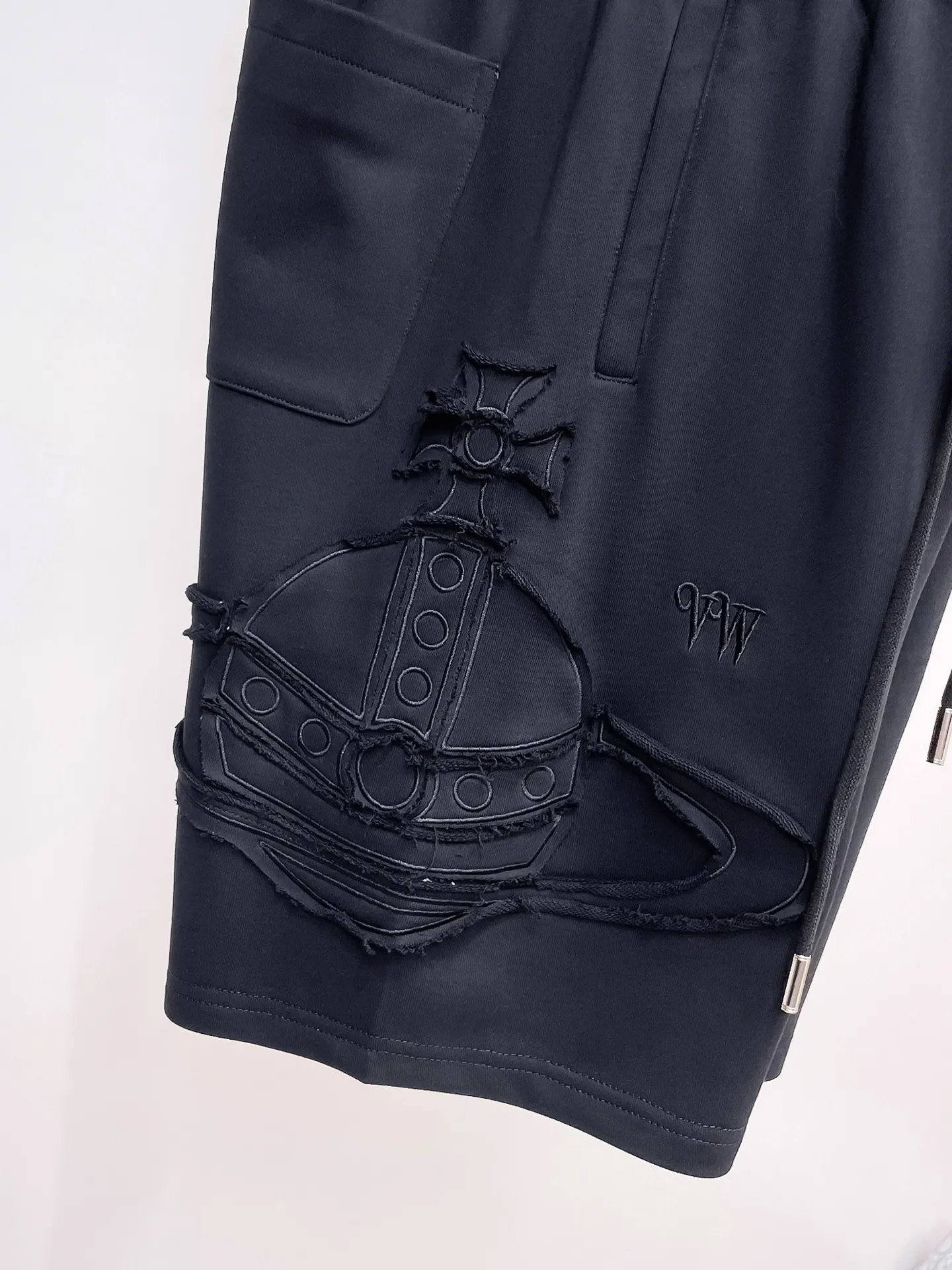 The Queen Mother's three-standard complete 2026 summer New Arrival men's casual shorts, advanced custom-made fabric Breathable fabric, Breathable elasticity and comfort, impeccable details, top-grade accessories, original logo design concept, delicate and soft feel! The upper body fit is awesome! Size: M-XXXL Please state your height and weight when ordering